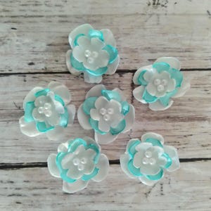 Aqua und Elfenbein satin Blumen, 1,25 "(3 cm) Satin Verzierungen mit künstlichen Perlen Mitten