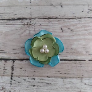 2,5cm mit Celery und Satin Blüten Verzierungen, blaue und grüne Blumen