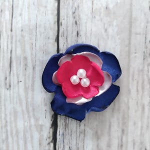 1 Zoll rote, königsblaue und silberne Satinblumenverzierungen