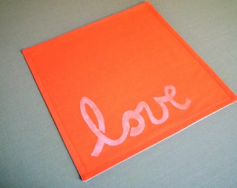 Serviette en tissu orange 23 x 9 pouces, mot amour gravé à la main, serviette en tissu réutilisable, 22 cm x 22 cm