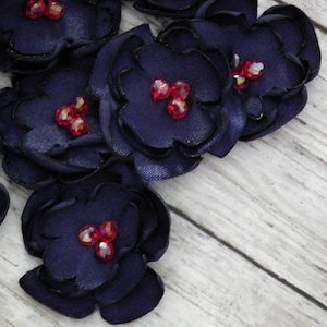 2,5cm große Satin Blumen in dunkelblau mit facettierten orangen Perlen
