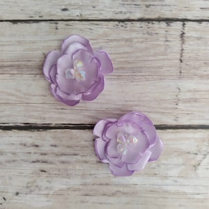 2,5cm lavendelfarbene Satinblume mit facettierter Perle in der Mitte