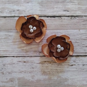 1-Zoll-antike Gold und Melasse Satin Blumen Verzierungen, mit faux Perle Mitten