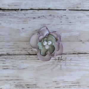 2,5 cm sellerie und silberfarbene Satin blumen mit faux perlen Mitten