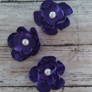 1 Zoll lila Satinblumenverzierungen