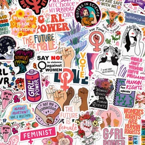 Può includere: Una collezione di adesivi colorati con varie illustrazioni a tema femminista, disegni floreali e testi motivazionali come Girl Power, The Future Is Female e Women's Rights Are Human Rights, disposti in una disposizione densa e sovrapposta.