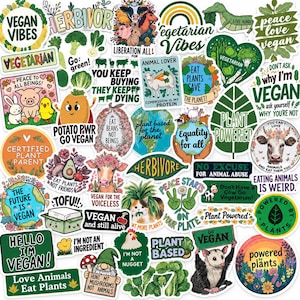 Peut inclure: Une collection d'autocollants colorés sur le thème du véganisme et des plantes. Les motifs incluent des illustrations d'animaux, de légumes et de la Terre avec des textes comme Vegan Vibes, Plant Powered et Go Vegan, disposés en collage.