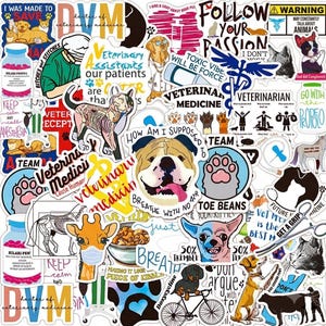Puede incluir: Una colección de pegatinas con temática veterinaria que incluye varios animales, equipo médico y texto. Los diseños incluyen un bulldog, una jirafa con mascarilla, un esqueleto de gato, huellas de patas y diversas frases.