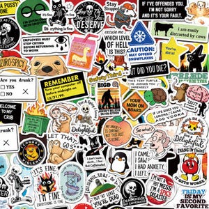 Könnte beinhalten: Eine Sammlung verschiedener Vinyl-Aufkleber mit diversen humorvollen, düsteren und sarkastischen Illustrationen und Texten. Die Motive umfassen Skelette, Tiere, Lebensmittel und witzige Sprüche in leuchtenden Farben auf den einzelnen Stickern.