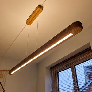 Liniowa lampa wisząca LED z litego drewna dębowego, ręcznie robiona drewniana lampa nad wyspę kuchenną, nowoczesny minimalistyczny żyrandol do jadalni