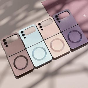 Può includere: Quattro cover pieghevoli per telefono in tonalità opache marrone scuro, azzurro, rosa chiaro e viola scuro. Ogni cover presenta un ritaglio rettangolare per la fotocamera, un anello magnetico circolare e un design incernierato per smartphone.