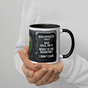 Caneca retrô de ficção científica com humor de escritório - "Conforme meu último e-mail" Caneca de cerâmica com interface de combate cyberpunk, 325ml ou 445ml