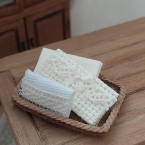 Cesta con ropa de casa en escala 1:12 para casa de muñecas.