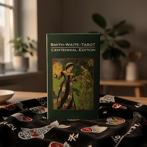 Baraja de tarot Centuries Classic Waite de 78 piezas, con dorso minimalista de rosas verdes, ideal como regalo para principiantes.