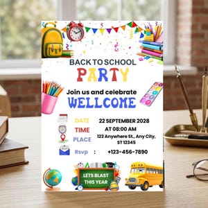 Op de afbeelding: Een uitnodigingskaart voor een Back to School-feest met een gele rugzak, rode wekker, kleurrijke potloden, boeken, een aquarelpalet, een wereldbol en een gele schoolbus. De tekst bevat Back to School Party, Join us and celebrate WELLCOME, datum, tijd, locatie en RSVP-gegevens.