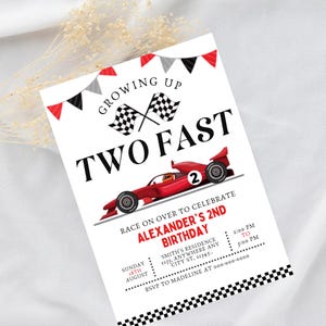 Könnte beinhalten: Eine Geburtstagseinladungskarte mit roten, grauen und schwarzen Wimpeln oben, zwei Zielflaggen und einem roten Rennwagen mit der Nummer 2. Der Text lautet GROWING UP TWO FAST, RACE ON OVER TO CELEBRATE ALEXANDER'S 2ND BIRTHDAY sowie weitere Details.