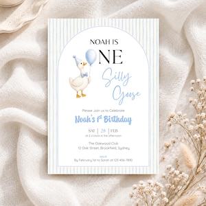 Puede incluir: Una tarjeta de invitación de cumpleaños rectangular con un borde de rayas azul claro y un marco arqueado. La tarjeta muestra un ganso blanco con un sombrero de fiesta y pajarita azules, sosteniendo un globo azul, con el texto Noah is one Silly Goose.