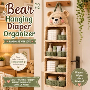 Op de afbeelding: Een beige gehaakte hangende organizer in de vorm van een berenkop met vier rechthoekige planken. De planken bevatten stapels witte gevouwen doeken, kleine groene geweven mandjes en diverse witte flessen met lotions en babyverzorgingsproducten.
