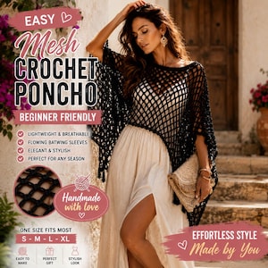Puede incluir: Un poncho de ganchillo negro con un patrón de malla abierta y mangas de murciélago. La prenda se lleva sobre un vestido de color claro y se combina con un bolso de mano beige texturizado. El texto en la imagen incluye EASY Mesh CROCHET PONCHO.