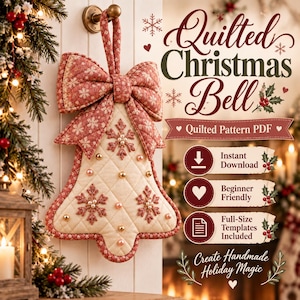 Könnte beinhalten: Ein gesteppter Weihnachtsglocken-Anhänger mit cremefarbener Mitte, roter Schneeflockenstickerei und kleinen goldenen Perlen. Die Glocke ist mit einer großen, passenden Schleife aus rot-weißem Schneeflockenstoff und einer Schlaufe versehen.