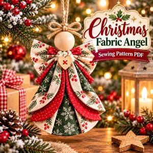 Può includere: Un angelo in tessuto con testa in perla di legno, fiocco in corda di juta e bottone a forma di cuore. L'abito è realizzato in tessuto a strati con motivi rossi, verdi e crema di fiocchi di neve, rami di pino e bacche. Il testo recita Christmas Fabric Angel Sewing Pattern PDF.