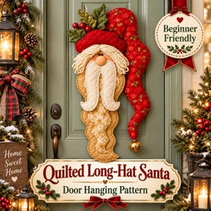 Puede incluir: Un patrón de decoración de puerta de Papá Noel acolchado con un gorro rojo de acebo dorado, barba de lana blanca y una campana dorada. Una etiqueta circular dice Beginner Friendly y un letrero muestra Quilted Long-Hat Santa Door Hanging Pattern.