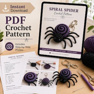 Puede incluir: Una tableta digital que muestra un patrón de ganchillo de araña en espiral, junto a una hoja de instrucciones impresa con fotos paso a paso, un llavero de araña tejido en morado y negro, un ganchillo morado, tijeras y una aguja.