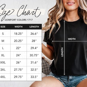 Op de afbeelding: Een zwart t-shirt met een maattabel getiteld Size Chart Comfort Colors 1717. De tabel toont de maten S tot 4XL met bijbehorende breedte- en lengtematen in inches, naast een diagram dat laat zien hoe de breedte en lengte gemeten moeten worden.