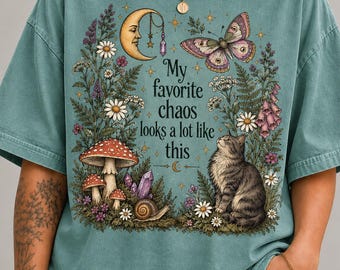 T-shirt Comfort Colors « My Favorite Chaos », T-shirt Chat fantaisiste, T-shirt Botanique inspiré des sorcières, T-shirt Papillon céleste, Cadeau Champignons Cottagecore pour femmes