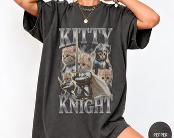 T-shirt blanc rétro avec un chaton chevalier, t-shirt graphique vintage, t-shirt chat drôle, cadeau pour les fans de streetwear rétro