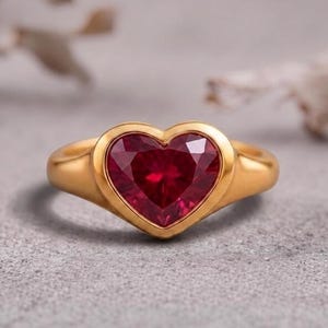Anello a forma di cuore con rubino, anello con castone in pietra rossa creata in laboratorio, anello di fidanzamento placcato oro, gioiello con pietra portafortuna di luglio, regalo romantico per l'anniversario