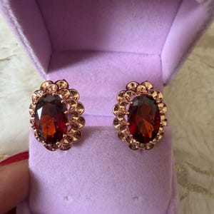 585 RG Hallmarked Valsade roséguldörhängen rubin zirkon 14 karat