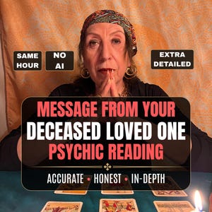 Può includere: Un annuncio per un servizio di lettura psichica con il testo SAME HOUR, NO AI, EXTRA DETAILED, MESSAGE FROM YOUR DECEASED LOVED ONE PSYCHIC READING e ACCURATE, HONEST, IN-DEPTH, sovrapposto a una persona con foulard e carte dei tarocchi.