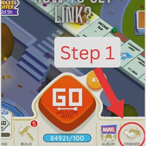 Pu&ograve; includere: Un'interfaccia di gioco digitale che mostra un tabellone con il testo HOW TO GET LINK? e Step 1. Un grande pulsante arancione GO &egrave; centrato sopra una barra di avanzamento e le icone BUILD, MARVEL ALBUM e FRIENDS, con una freccia rossa su FRIENDS.