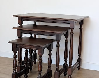 Ensemble de 3 tables gigognes anglaises vintage, tables d'appoint en bois sombre, pieds tournés traditionnels, tables d'appoint empilables, style néo-Tudor