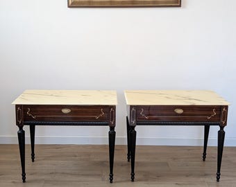 Vintage italienische Nachttische mit Marmorplatte, Paar neoklassizistische Nachttische, Beistelltische mit Inlay im Ebenholzstil, 1960er Jahre