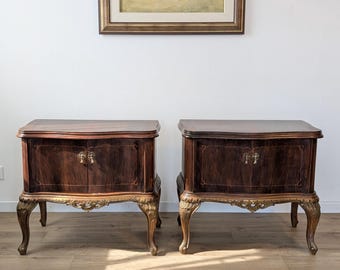 Paar vintage Italiaanse bombe-nachtkastjes | Ingelegde houten nachtkastjes | Gebogen kasttafels aan de voorkant