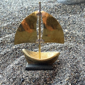 Mini velero dorado, vela con velas de latón y barco de bronce, decoración de casa de playa, decoración náutica