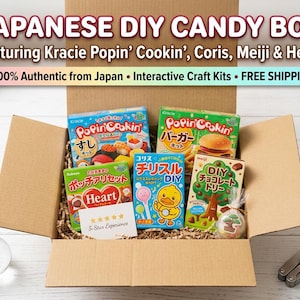 以下が含まれることがあります： Kracie Popin' Cookin'の寿司やハンバーガーキット、Corisのアヒルキャンディキット、Meijiのチョコレートツリーキット、Heartブランドのキットなど、様々な日本のDIYキャンディキットが入った段ボール箱。茶色の紙の緩衝材が敷かれています。