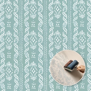 Könnte beinhalten: Eine hellblaue Wandoberfläche mit einem sich wiederholenden weißen vertikalen Muster aus stilisierten Blumen- und Geometriemotiven. Ein kreisförmiges Inset zeigt eine Musterwalze, die ein Farn-Design auf eine helle Oberfläche aufträgt.