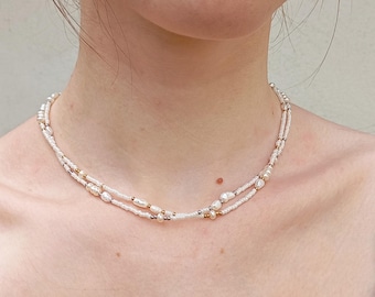 Collana di perle d'acqua dolce autentiche, stile boho minimalista bianco, gioiello estivo delicato, perfetto da indossare a strati, per sposa e damigella d'onore.