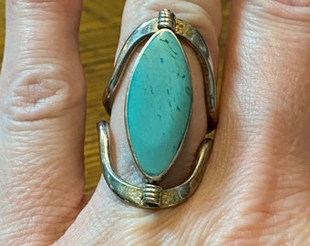 SALE Gorgeous Silver Turquoise Colored Stone Spinner Ring