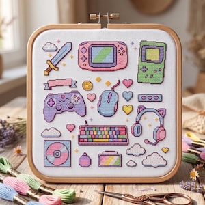 Peut inclure: Un tambour à broder carré en bois contenant un tissu blanc avec des icônes de jeu en point de croix, incluant une console portable rose, une console verte, une manette violette, une souris, un clavier, un casque à oreilles de chat et un disque.