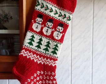 Handstickad julstrumpa, röd julstrumpa med snögubbar och träd