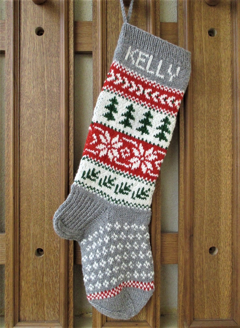 Calze Di Natale Personalizzate Con Iniziale Ricamata, Dimensioni 30 Cm. Confezione In Morbido Pile Rosso, Con Gancio Per Appendere. Ideali Per Camino, Albero E Porte. Ogni Familiare Ha La Sua! - 4