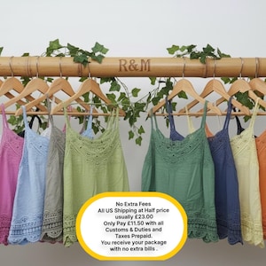 Könnte beinhalten: Eine Kollektion ärmelloser Camisole-Tops in verschiedenen Unifarben, darunter Pink, Hellblau, Grau, Limettengrün, Salbeigrün, Marineblau, Gelb und Orange. Jedes Oberteil ist mit einer dekorativen Häkelspitze am Ausschnitt und am Saum versehen.