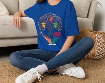 Three Faces Tree of Life T-shirt, kleurrijk grafisch T-shirt, esthetische vrouwenillustratie, levendige natuurkleding, abstract vrouwelijk gezicht top