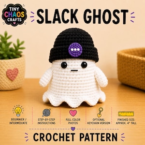 Peut inclure: Un modèle de crochet pour un Slack Ghost, représentant un fantôme blanc portant un bonnet noir avec un écusson circulaire violet. Le texte inclut Tiny Chaos Crafts, Slack Ghost, et des détails sur les instructions et une taille de 10 cm.