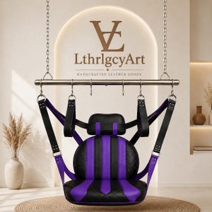 Puede incluir: Un asiento colgante con rayas verticales negras y moradas con patrones de costura en diamante. El asiento incluye un reposacabezas, correas ajustables y herrajes metálicos suspendidos de una barra horizontal con el texto LthrlgcyArt Handcrafted Leather Goods.