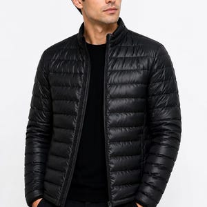 Schwarze Herren-Steppjacke, leichter gesteppter Daunenmantel, schmal geschnittene, isolierte Winterjacke, lässige, wasserabweisende und packbare Steppjacke